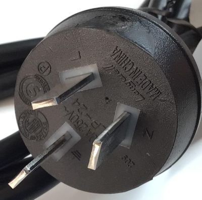 CABLE DE ALIMENTACION DE VOLTAGE ALTERNO CON ENCHUFE DE TRES PUNTAS  PARA MONITORES  Y TVS.   “NUEVO“ / ENCHUFE TIPO I Ó TIPO “AUSTRALIANO“ / 10A / 220V – 250 V / 3 CLAVIJAS / COMPATIBLE CON DIFERENTES DISPOSITIVOS  - Imagen 2